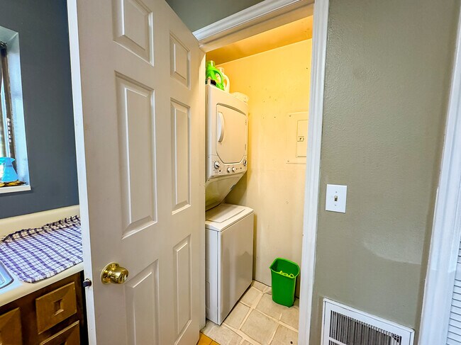 Building Photo - 515 N 200 E