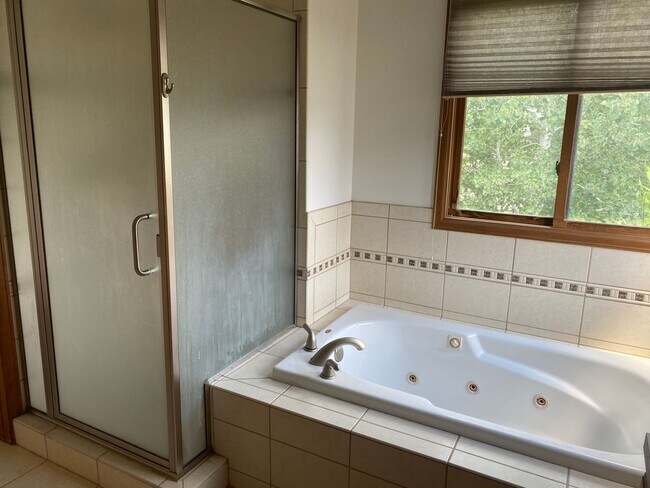 Building Photo - Desirable Westlake 4 Bedroom with Finished Basement, RV Parking & Mountain Views