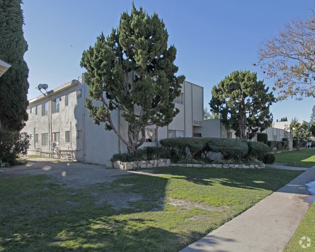 Primary Photo - Oasis Apartments
