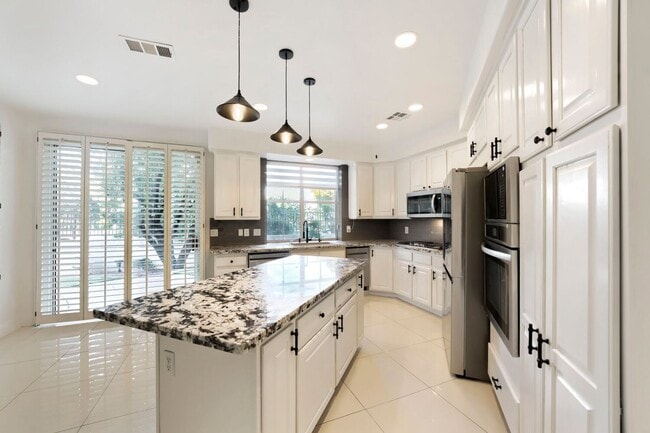 Building Photo - 5 Bedroom Luxury Home In Peccole Ranch!