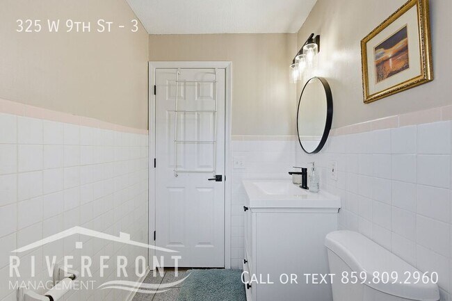 Building Photo - 325 W 9th St