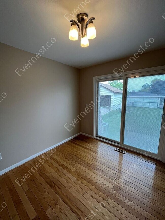 Building Photo - Charming 3 bedroom in Madison Heights / Pe...