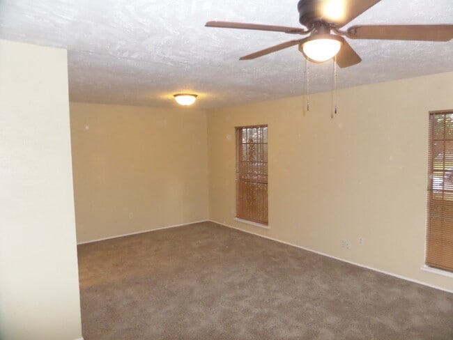 Building Photo - 14611 Leacrest Dr