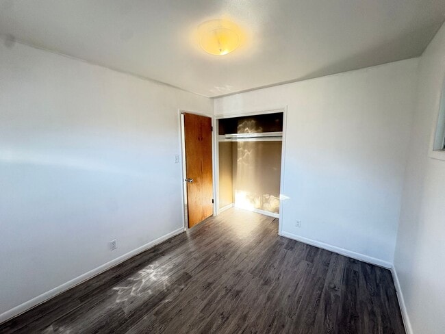 Building Photo - 437 Circleway Dr