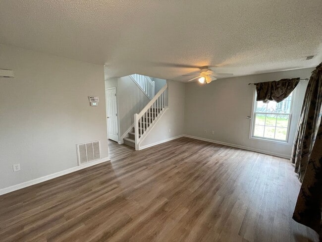 Building Photo - Spacious End Unit Towhouse in Desirable Li...