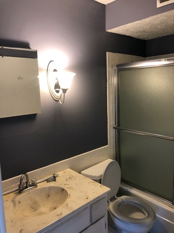 Building Photo - 1120 E 6th St