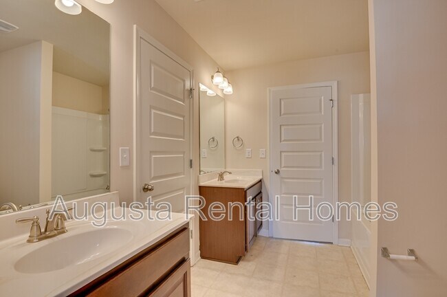 Building Photo - 5014 Vine Ln