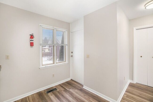 Building Photo - Unique Upper Floor Two Bedroom Flat $1099