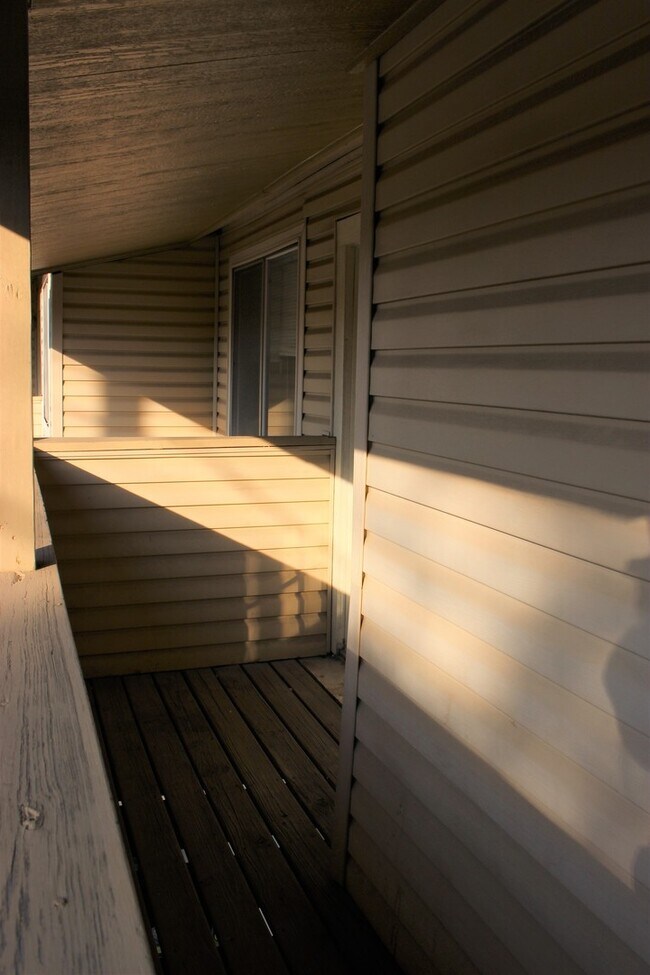 Building Photo - Renovated 2 Bed Rental with Balcony & Fireplace