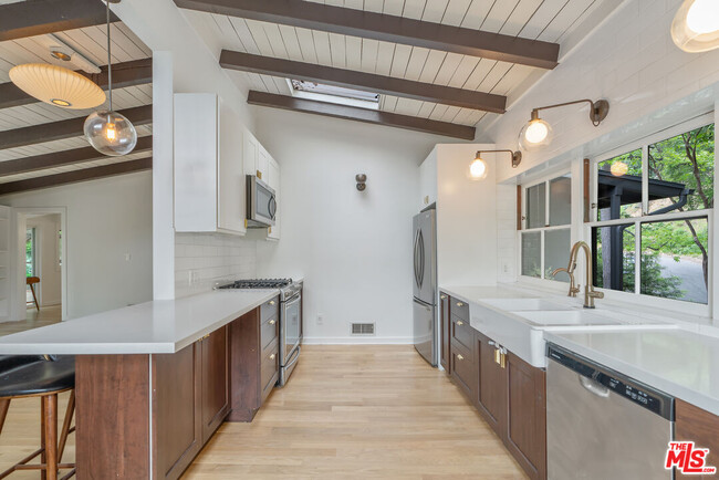 Building Photo - 3337 Ledgewood Dr