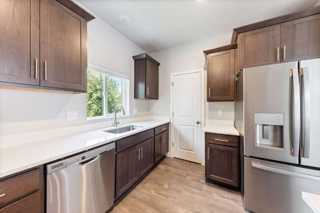 Building Photo - Charming 2-Bed with 2.5 Baths in Newberg