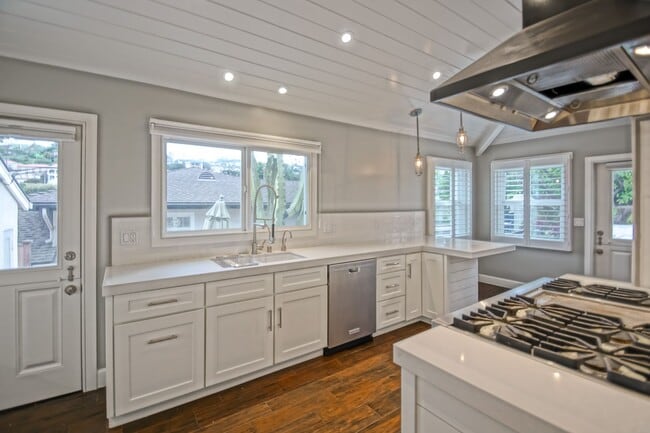 Building Photo - BEAUTIFULLY REMODELED, BRIGHT & AIRY HILLS...