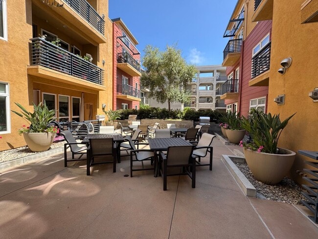 Building Photo - Luxury condo minutes from the beach...