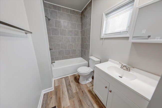 Building Photo - 1015 S Sheffield Ave