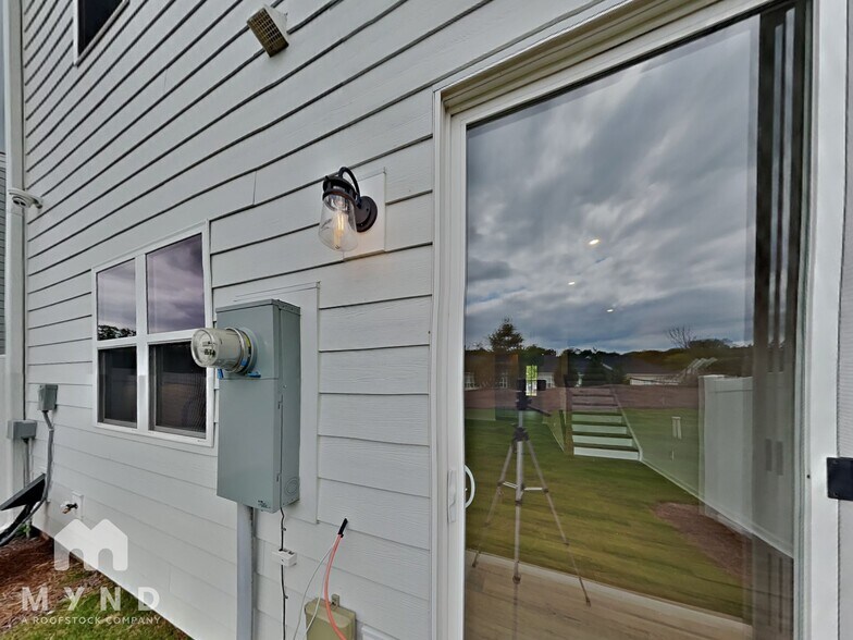 Building Photo - 2026 Howell Crk Wy
