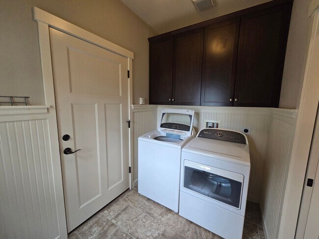 Building Photo - 3 bedroom, 2.5 bathroom house!!!