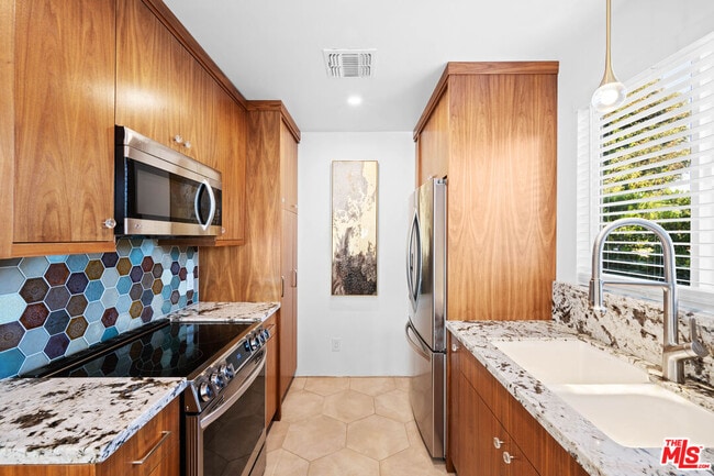 Building Photo - 2152 Parnell Ave