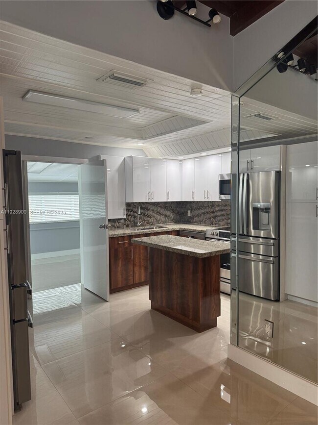 Building Photo - 881 Hialeah Dr