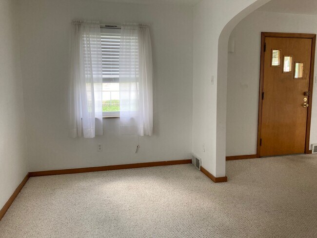 Building Photo - 1090 Clay Pike