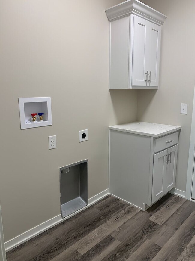 Building Photo - Located in SE Lincoln! Newer ranch townhome with 2 stall garage. Spacious 3 bedrooms/3 bathroom, ...