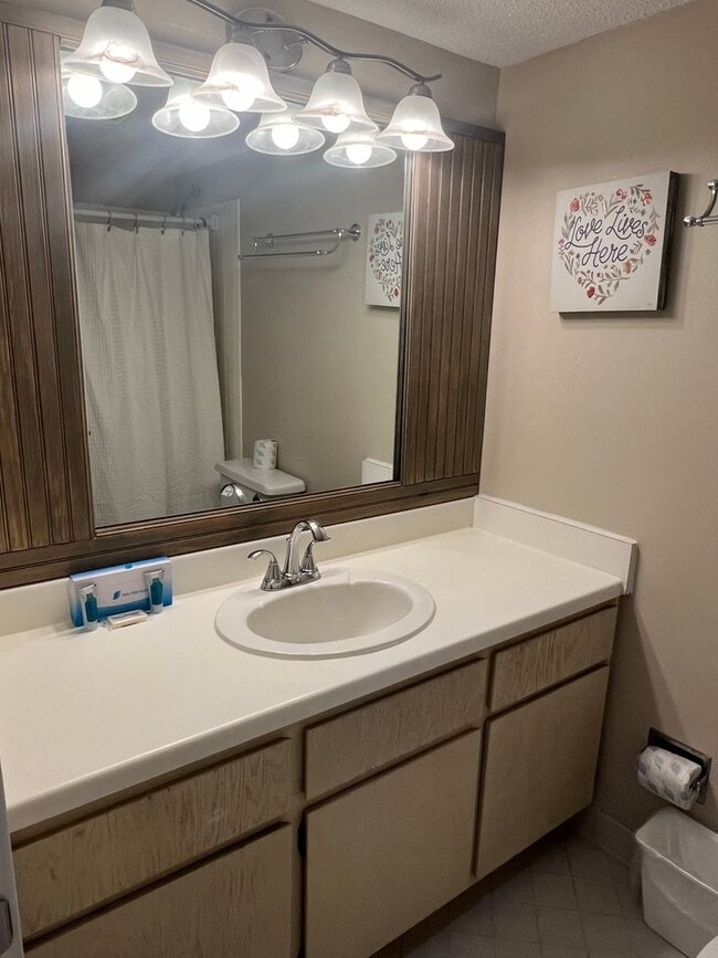 Building Photo - Unfurnished First Floor 3BR Condo in Sea P...