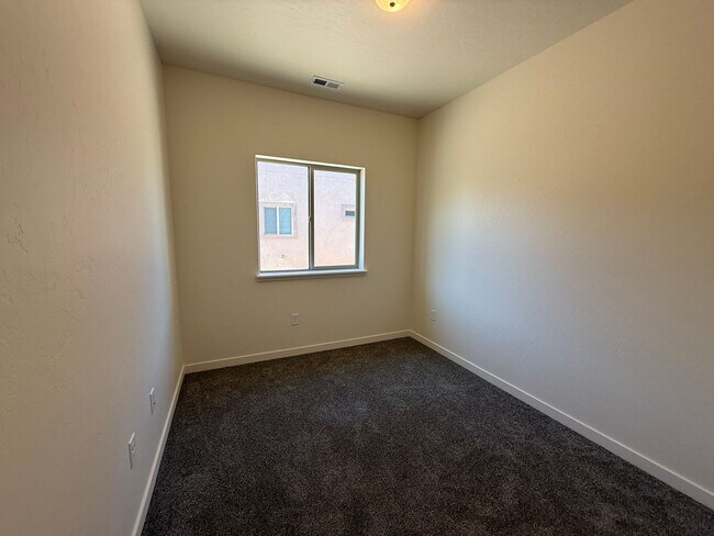 Building Photo - Available Now.  New 3 bed, 2 bath home on Orchard Mesa