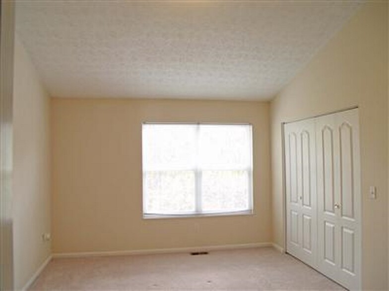 BEDROOM w WALK IN CLOSET VAULTED CEILING - 4150 Spanish Bay Dr