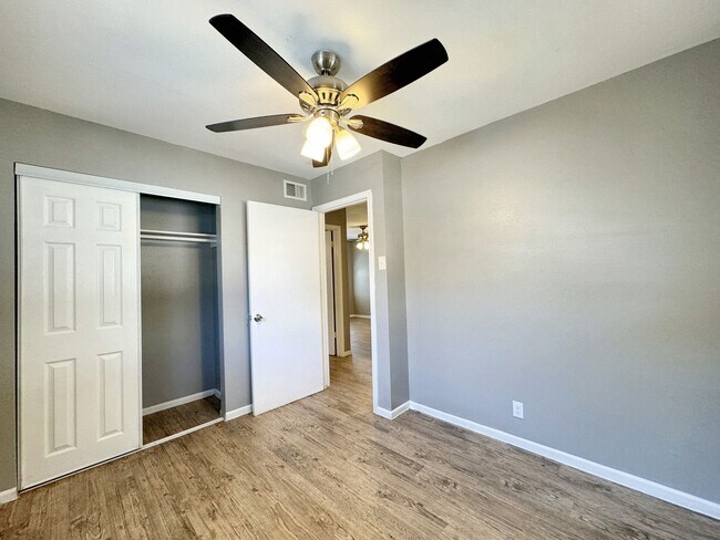 Building Photo - Sunshine Estates Completely Renovated Apar...