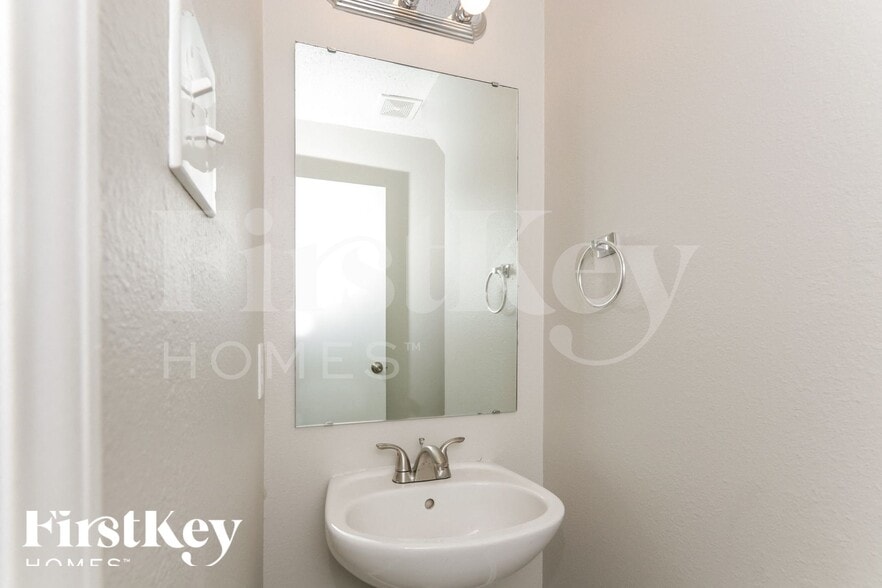 Building Photo - 8211 S Shady Trail Dr