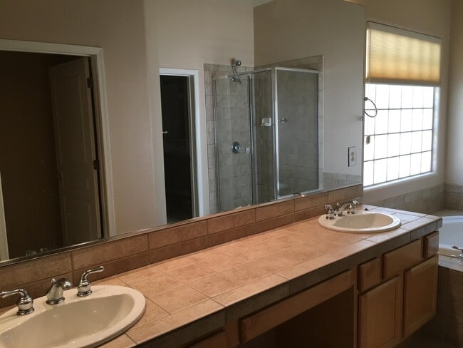 Building Photo - 2627 E Acoma Dr