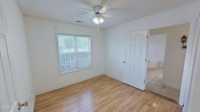Building Photo - 303 Putnam Dr