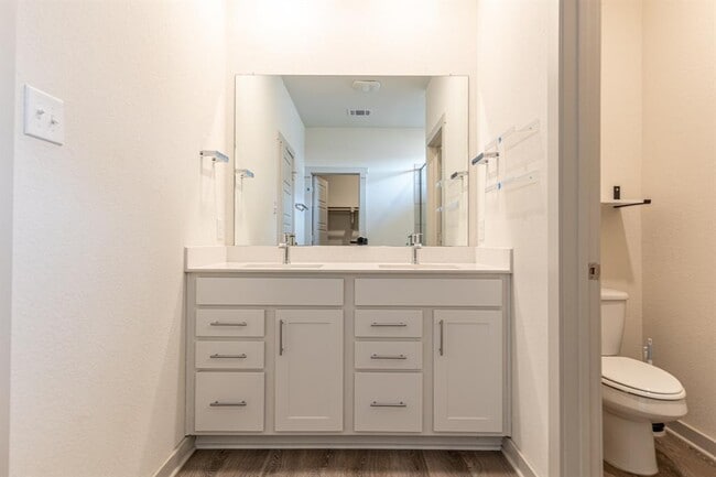 Building Photo - 305 Fairfax Ave