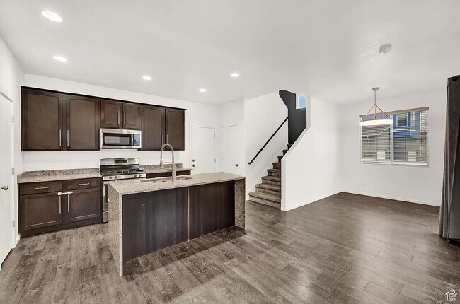 Building Photo - 1616 E Maple Way
