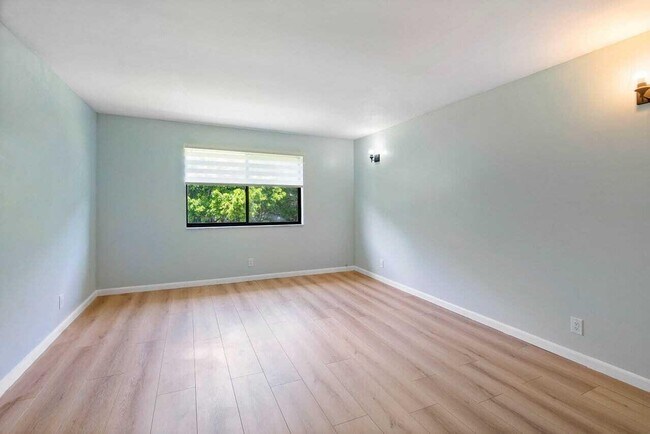 Building Photo - 341 Lakeview Dr