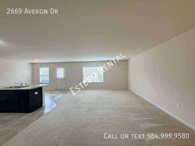 Building Photo - 2669 Averon Dr