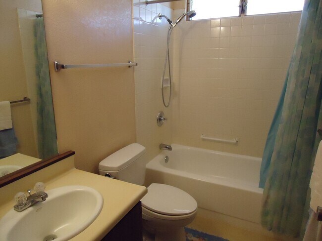 Building Photo - Clean 3 Bedroom, 2 Bath, 2 Car Garage Home in Village with views!!!
