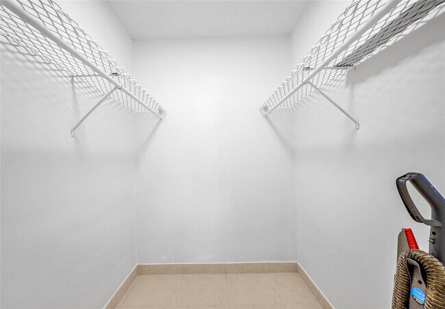 Building Photo - 2856 Garden Dr S