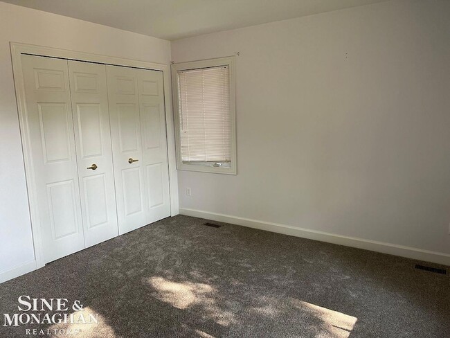 Building Photo - 904 Trombley Rd