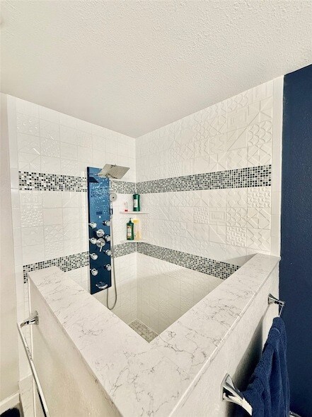 Building Photo - 16235 Red Wood Cir N