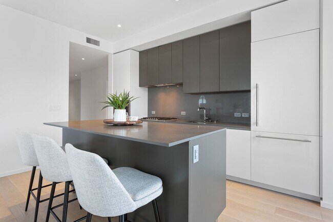 Building Photo - The Vista - 2 bed/2.5 bath Pearl District Condo w/parking/storage/concierge/most utilities/amenities