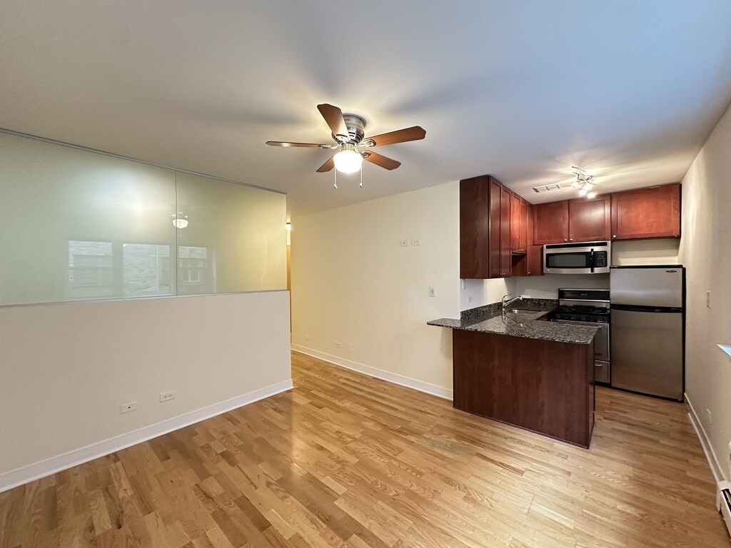 Building Photo - 650 W Wrightwood Ave