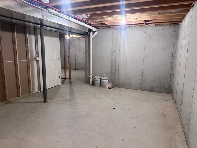 Building Photo - 4 Bed | 3 Bath | 1 Car Garage Duplex in Kansas City