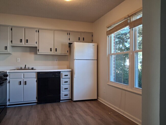 Building Photo - Charming 3BR Townhouse with Fenced Backyard and Community Pool