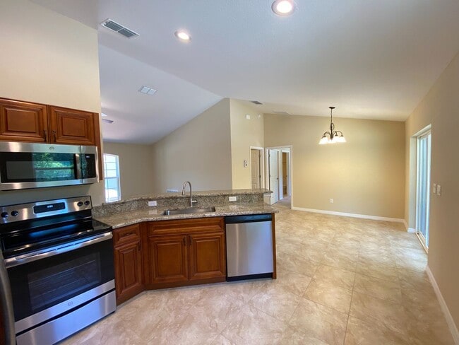 Building Photo - COMING SOON.  NOT AVAILABLE TO SHOW UNTIL MID MAY*** Marion Oaks - Welcome Home