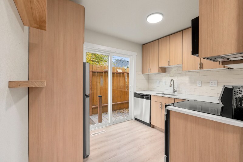 Building Photo - 704 E Dakota Ave