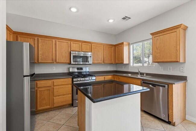 Building Photo - 4bd Single Family Home with Large Backyard, Balcony, and No Carpet