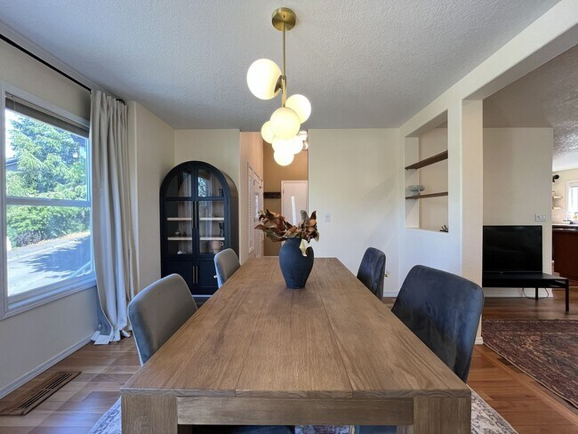 Building Photo - Stunning Bull Mountain Home with Gourmet Kitchen & Luxurious Primary Suite Retreat