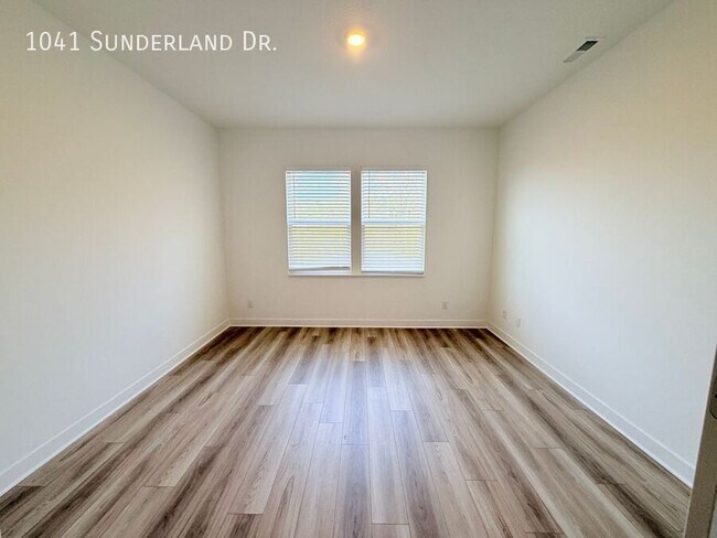 Building Photo - 1041 Sunderland Dr