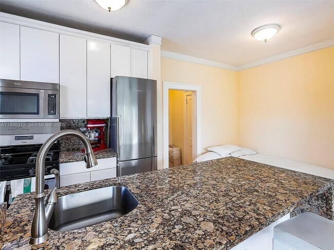 Building Photo - 1611 Michigan Ave