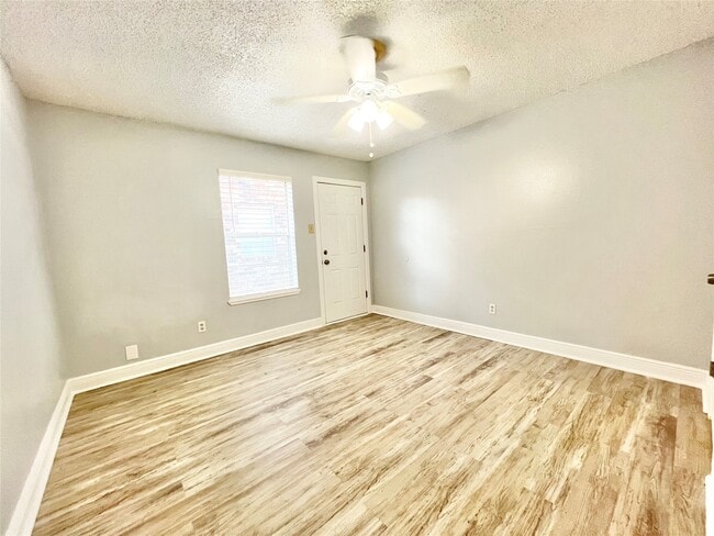 Building Photo - 4021 Avenue Q 1/2